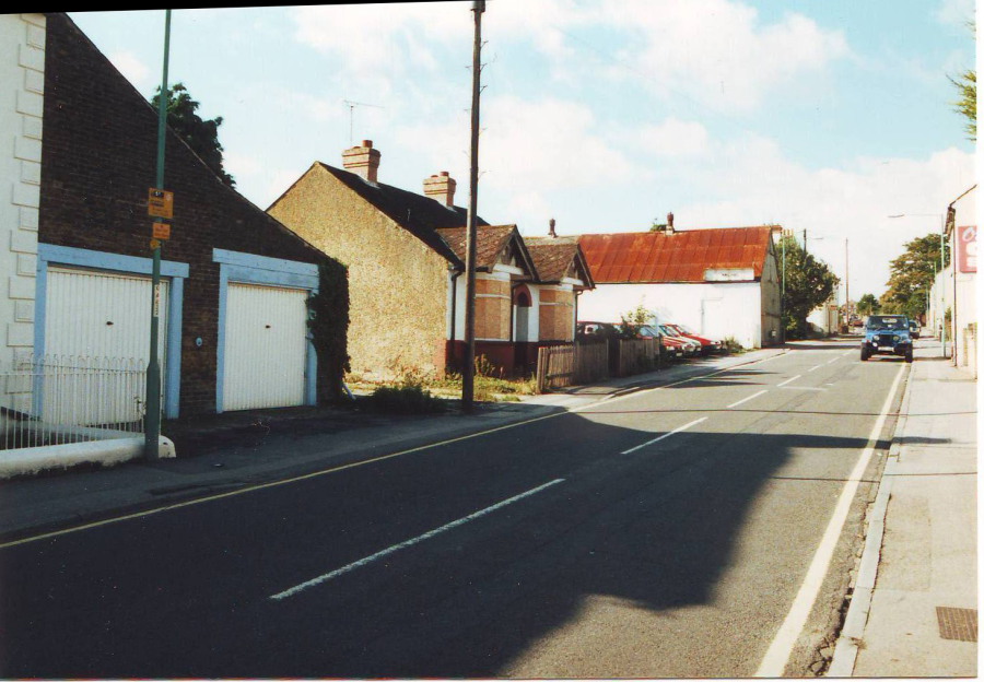  old bungalow and former Lukehurst warehouse opposite Thames Avenue junction in 2001